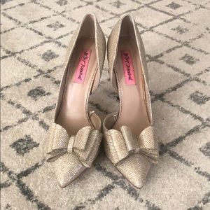 Betsey Johnson Bow pumps size 7.5